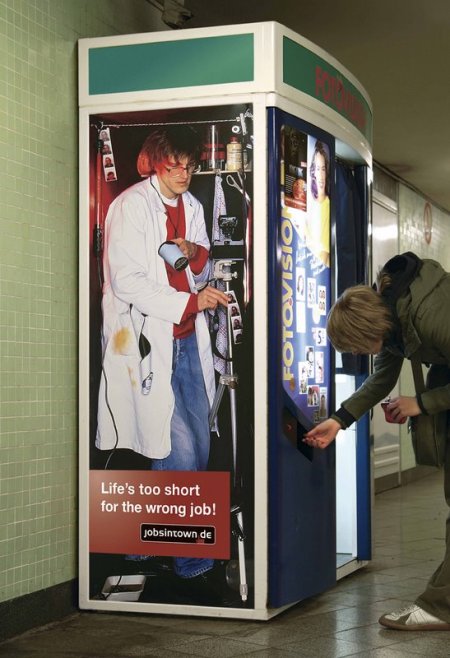 Happiness at work in advertising